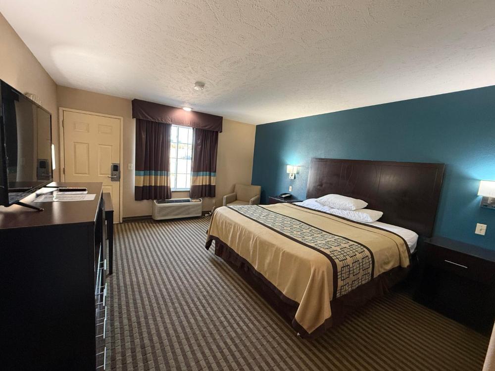 King Room - Non-Smoking interior
